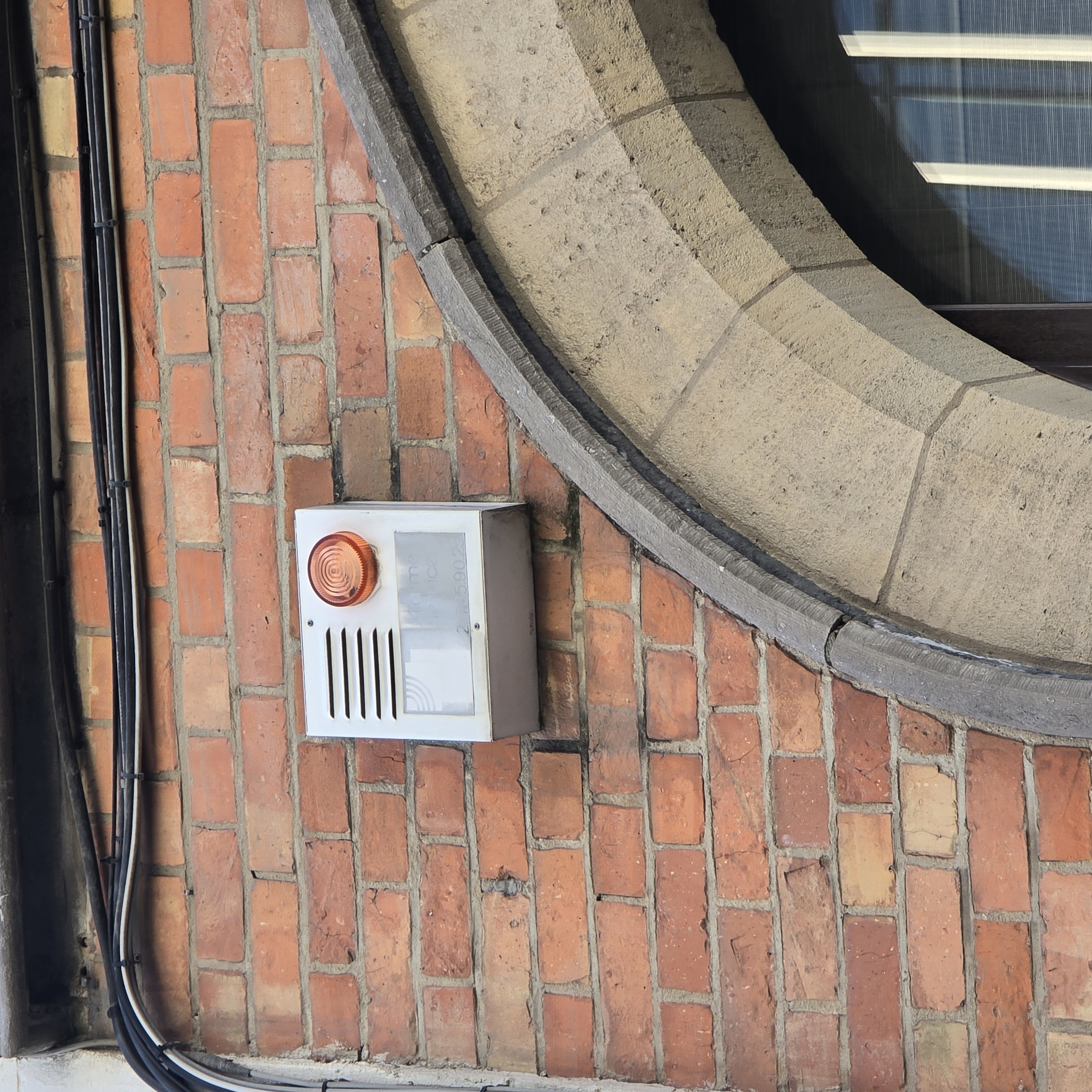 Sirène alarme intrusion ancienne sur façade — déclenchement intempestif ELECOMM Bruxelles