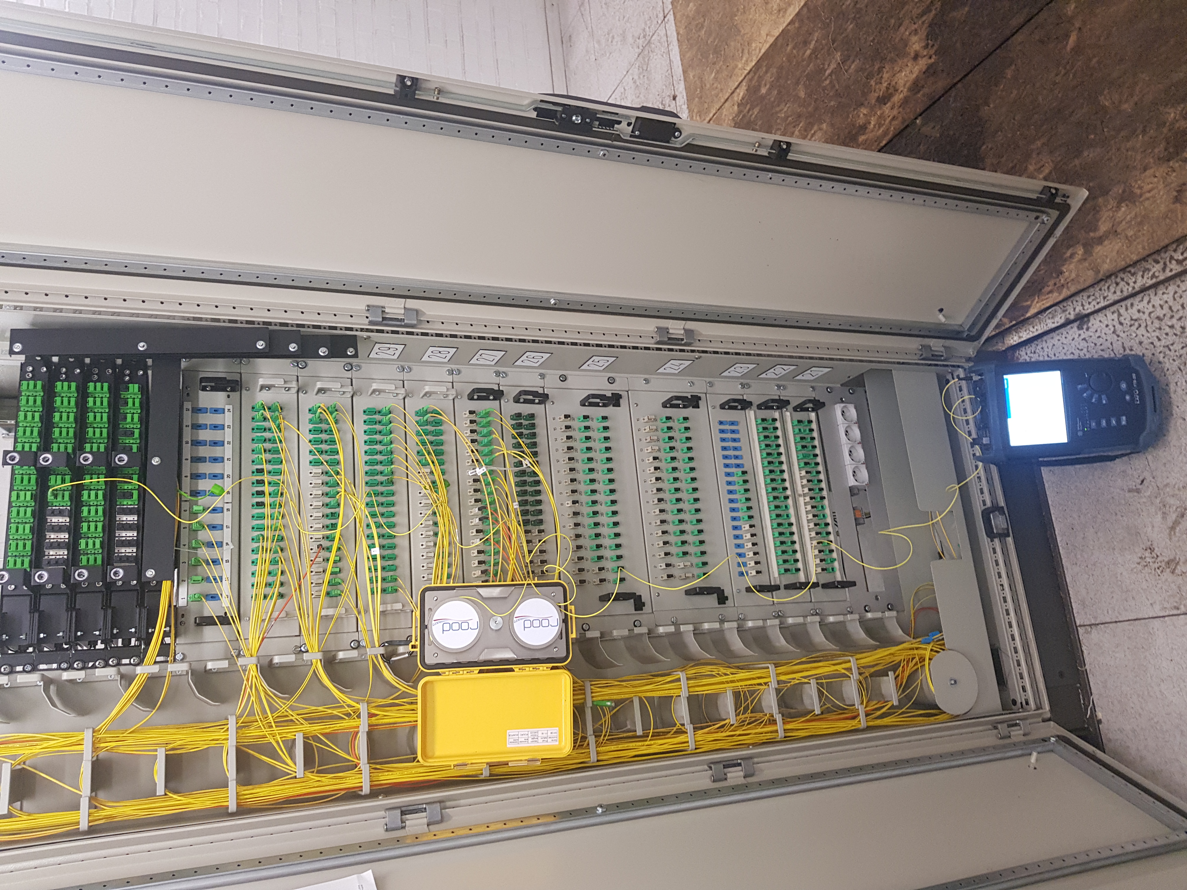 ODF rack fibre optique avec connecteurs SC/APC et OTDR — diagnostic ELECOMM Belgique