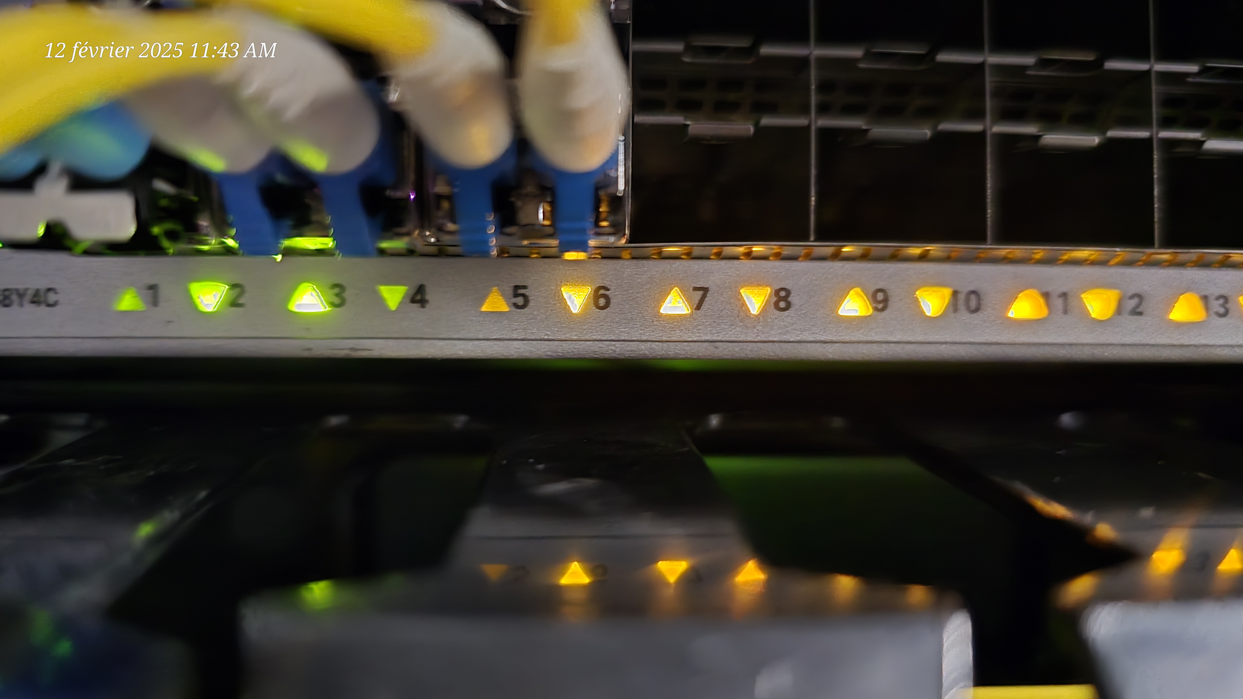 Switch réseau LEDs orange ports fibre duplex non montés — diagnostic ELECOMM