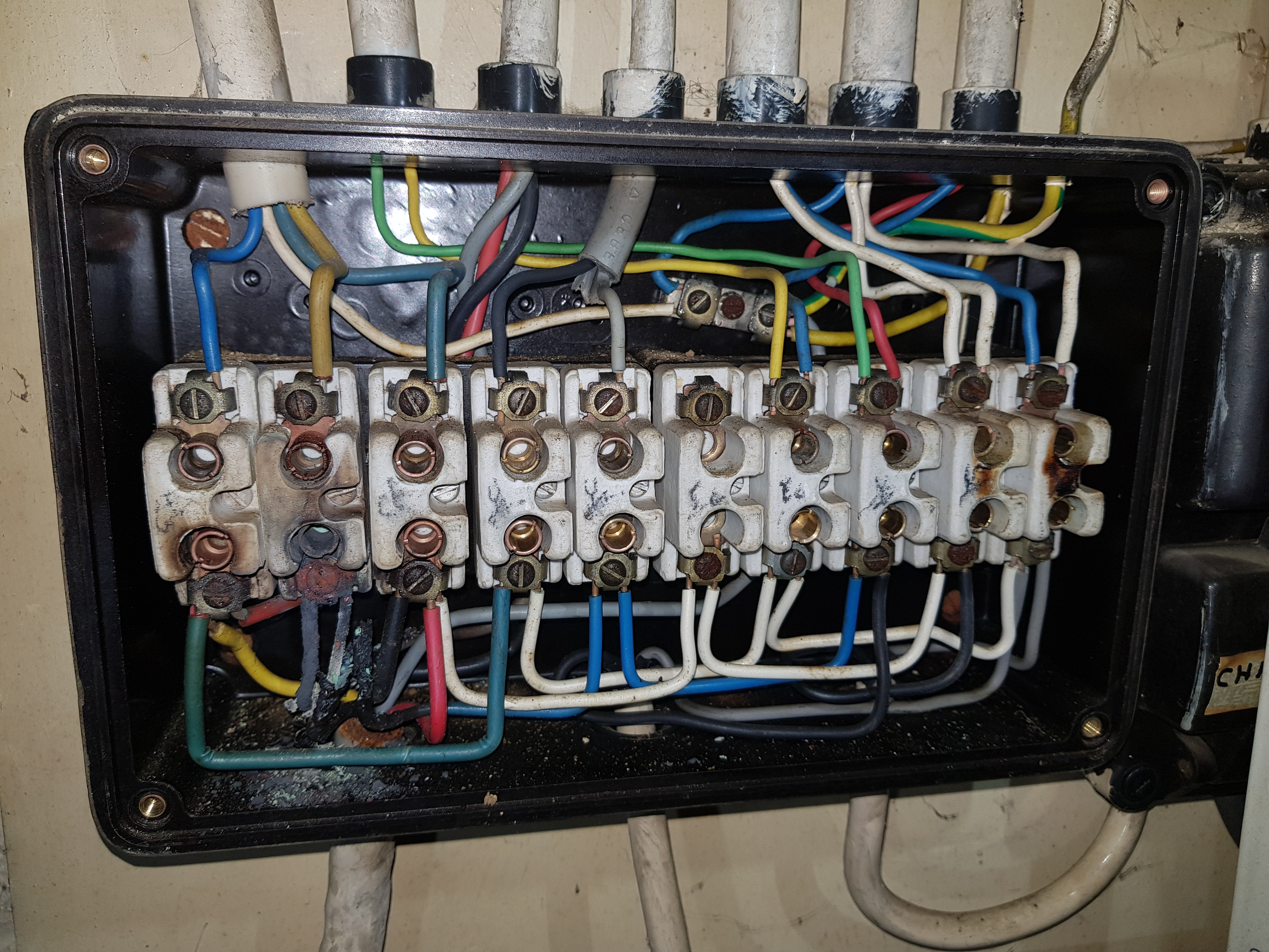 Vieux tableau électrique avec bornes céramique — mise en conformité RGIE ELECOMM